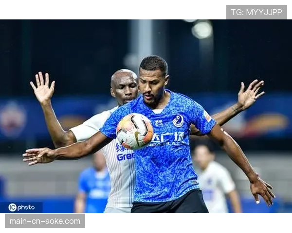 终场哨响，看到保级对手输球后，谢菲联老队长跪地长泣