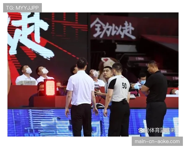 球迷因向场内投掷杂物干扰对方快速反击,被警方逮捕并禁止观赛